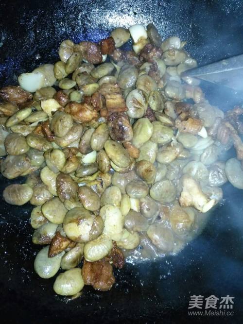 五花肉闷荷包豆