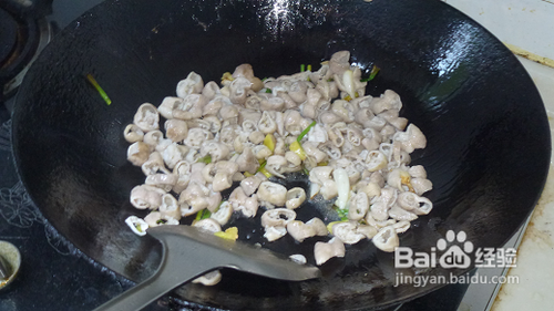 怎么用洋葱加泡椒炒大肠