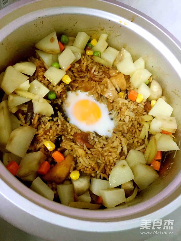 香菇土豆腊肠煲饭