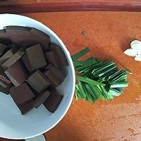 在家制作美味的双椒韭菜烧鸭血