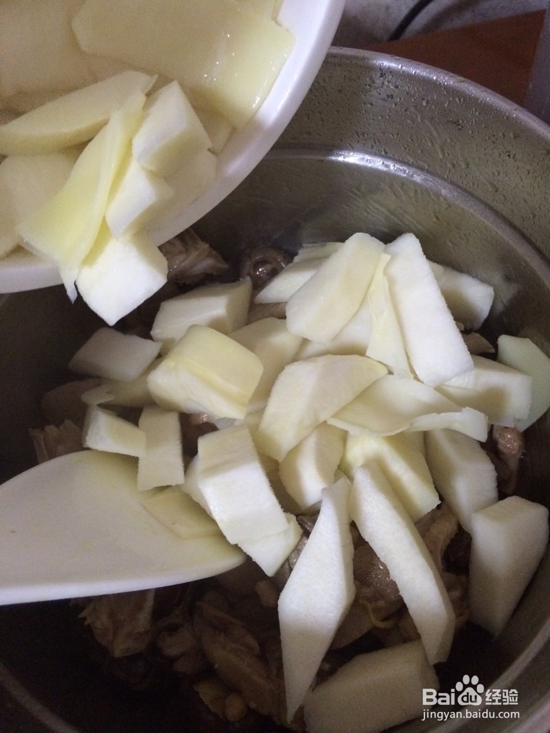 竹笋炖鸭肉的做法