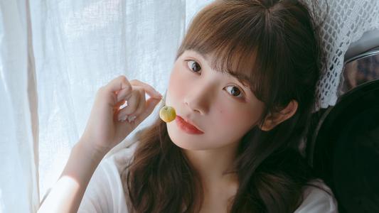 一个小女孩在街上走着扩句至少扩两处