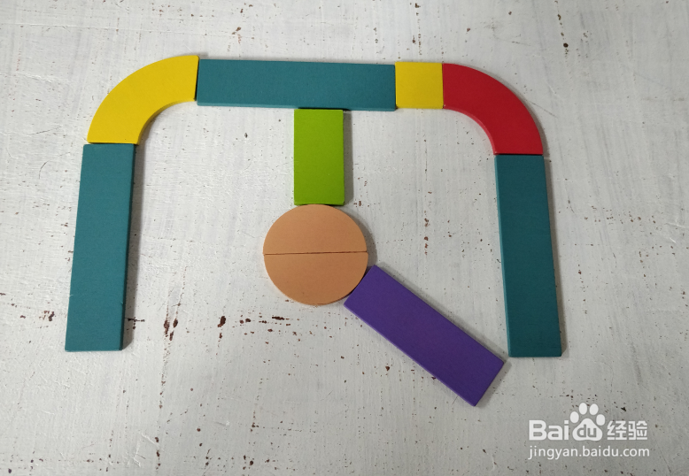 用智力拼板怎样拼一个挂钟?