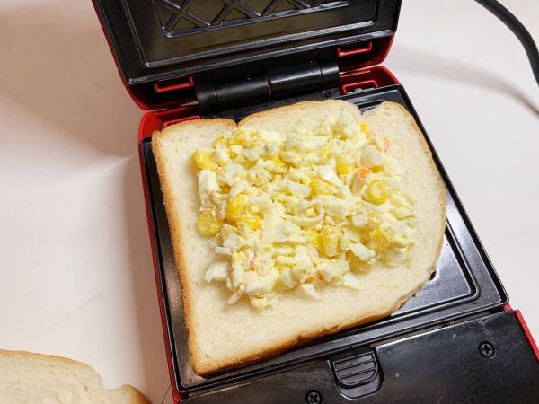 鸡蛋蟹肉三明治
