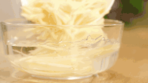 香辣脆爽的酸辣土豆丝，这样做非常简单