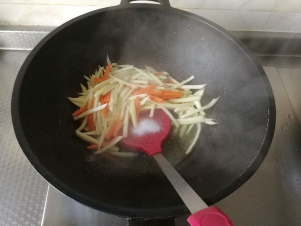 胡萝卜丝炒茭白