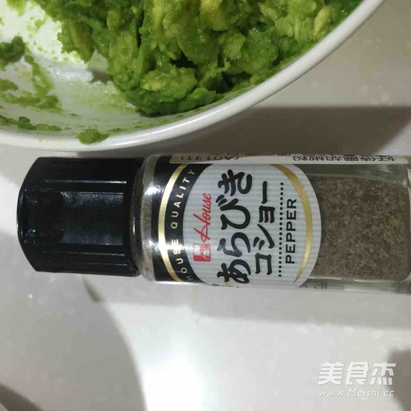 牛油果鸡蛋香肠三明治