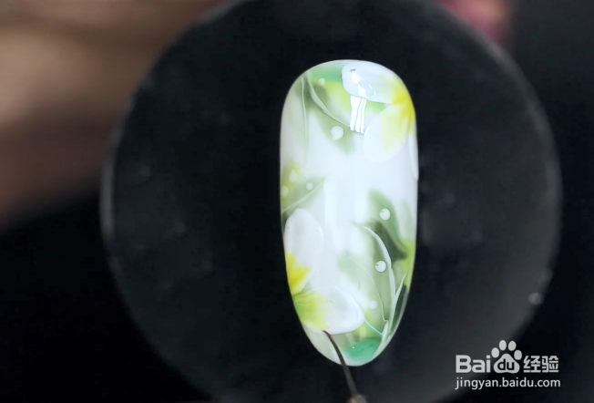 怎样做绿色晕染花卉美甲？