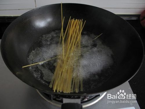 肉酱虾仁拌意面