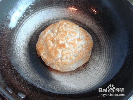 制作香肠飞饼卷