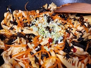 鸡肉版鱼香肉丝怎么做