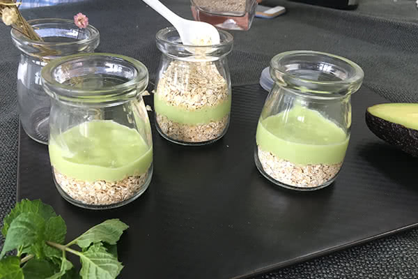 燕麦牛油果奶昔杯