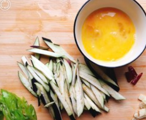 茄子煎鸡蛋的家常做法