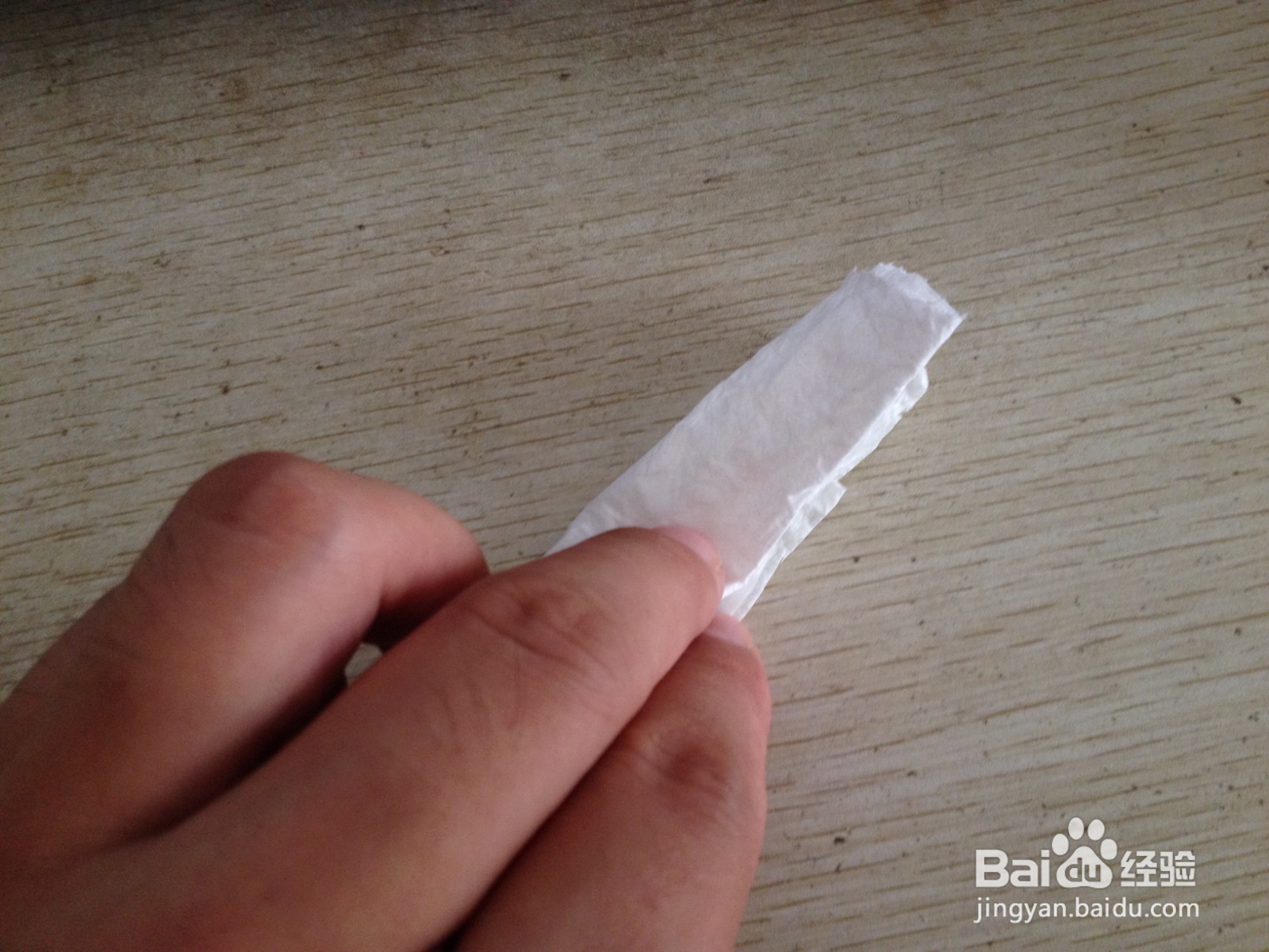 如何用一块卫生纸和面包袋绑绳做简易的钢笔支架