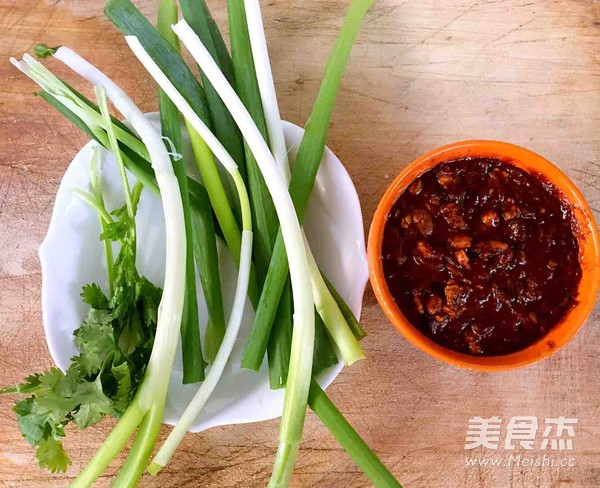 葱伴贻鲜的做法