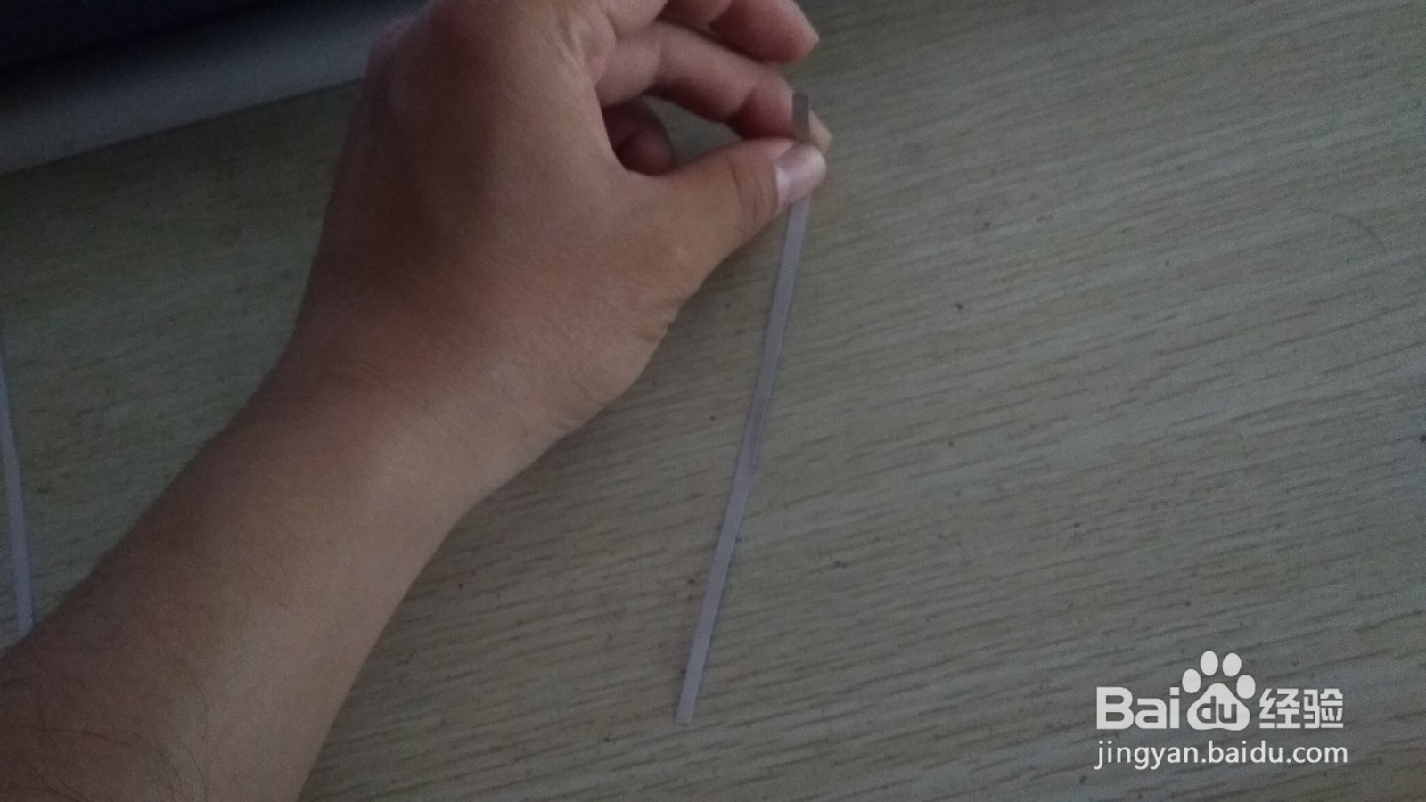 如何用一个细长纸条做能放两个中性笔的简易支架