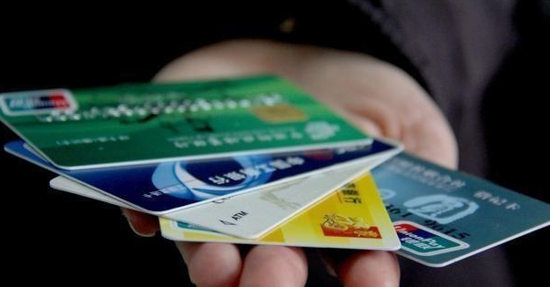 银行卡存活期和定期，定期到期后是不是自动把钱转到活期里。