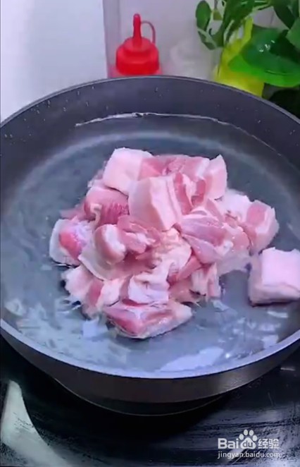 如何制作砂锅焖黄瓜五花肉