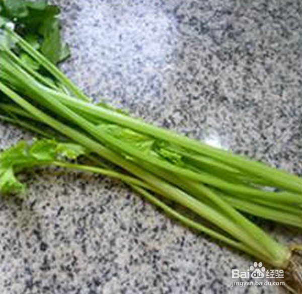 黑木耳香芹炒饺子皮