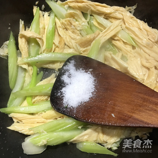 腐竹炒西芹的做法