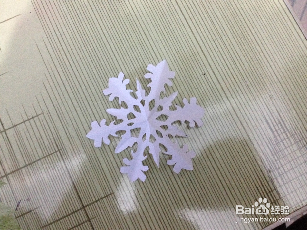 如何教儿童简单剪圣诞雪花剪纸