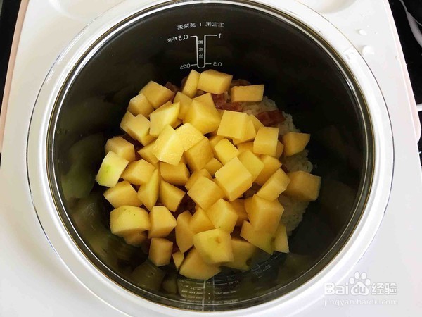 如何制作土豆腊肠焖饭