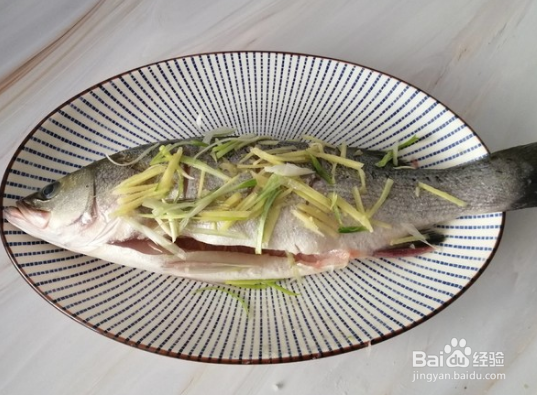 清蒸鲈鱼该怎么做呢?