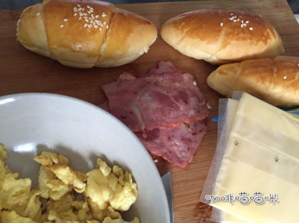 芙蓉蛋夹培根芝士牛角包