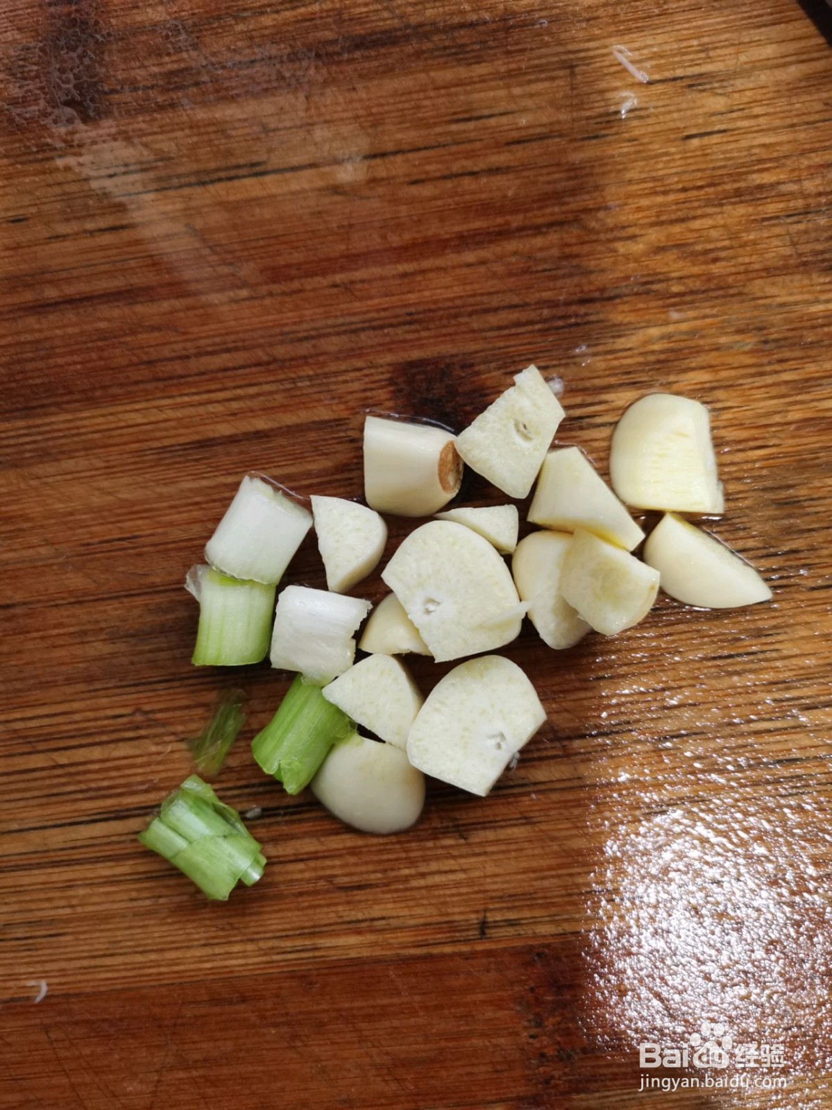 香干火腿炒鸡丁的做法