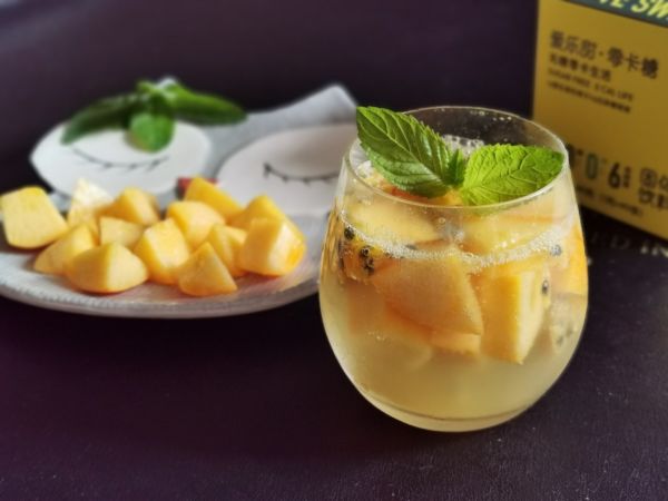 百香桃桃苏打水