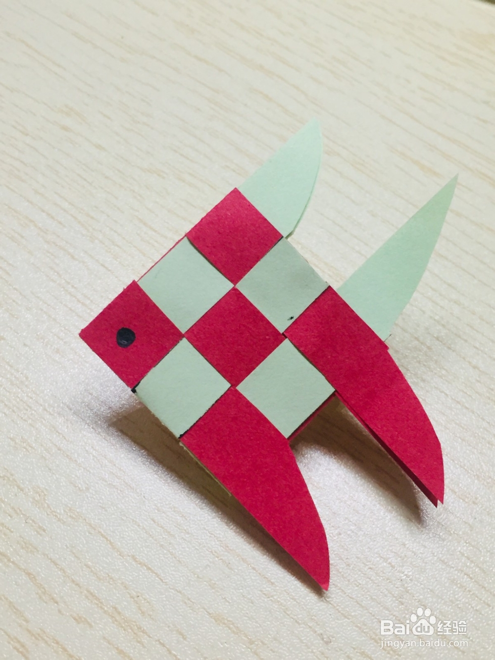 用卡纸如何做一只立体小鱼