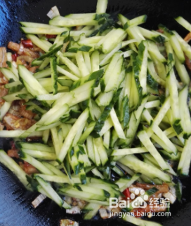 如何做出好吃美味的黄瓜黑木耳炒五花肉