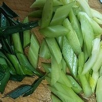 如何制作美味的西芹炒鸡翅尖