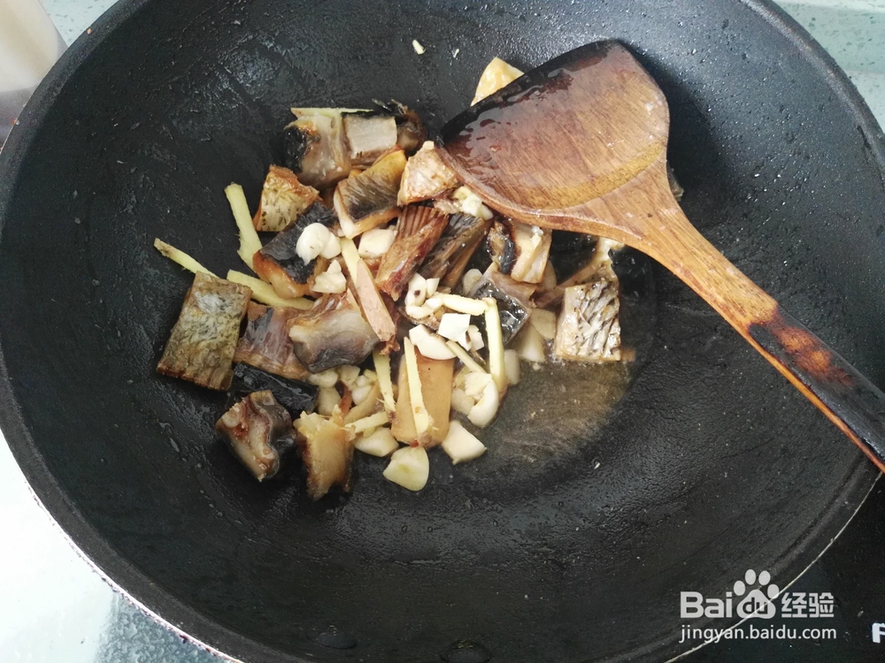 如何烧好吃的红烧腌鱼块？