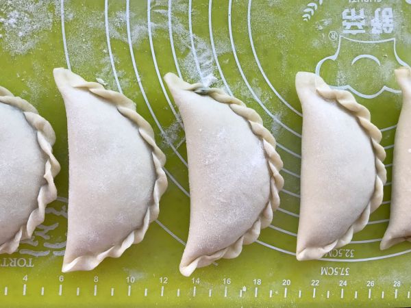 鲜虾贝丁韭菜盒子