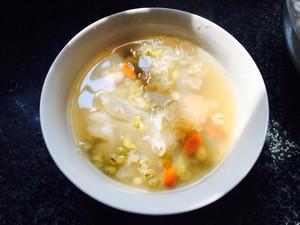 暖心的绿豆银耳糖水
