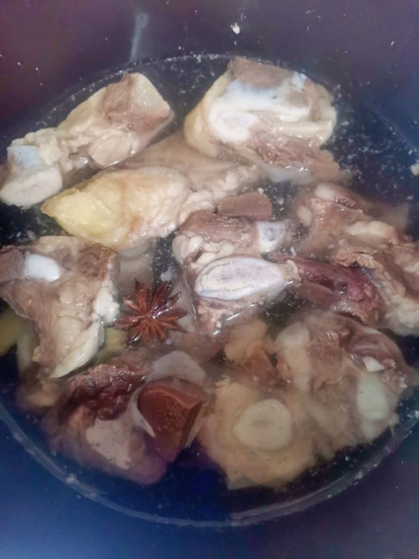 砂锅清炖牛排骨白萝卜