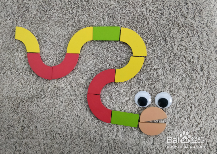 用蒙氏积木怎样拼一条蛇呢？