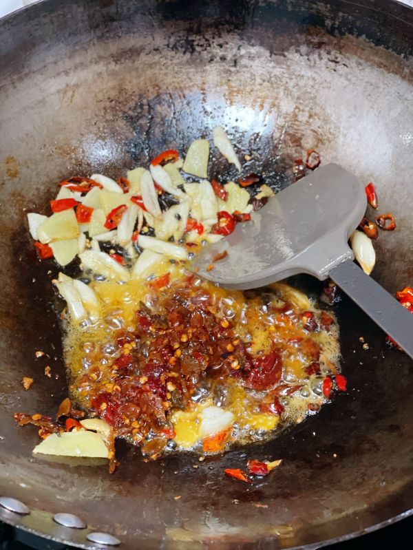 青椒平菇炒肉盖浇饭