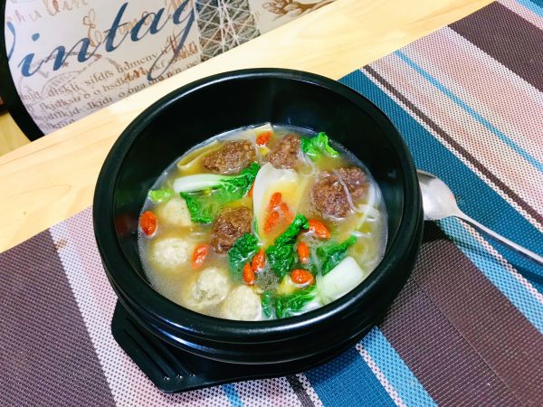 双色肉丸粉丝汤