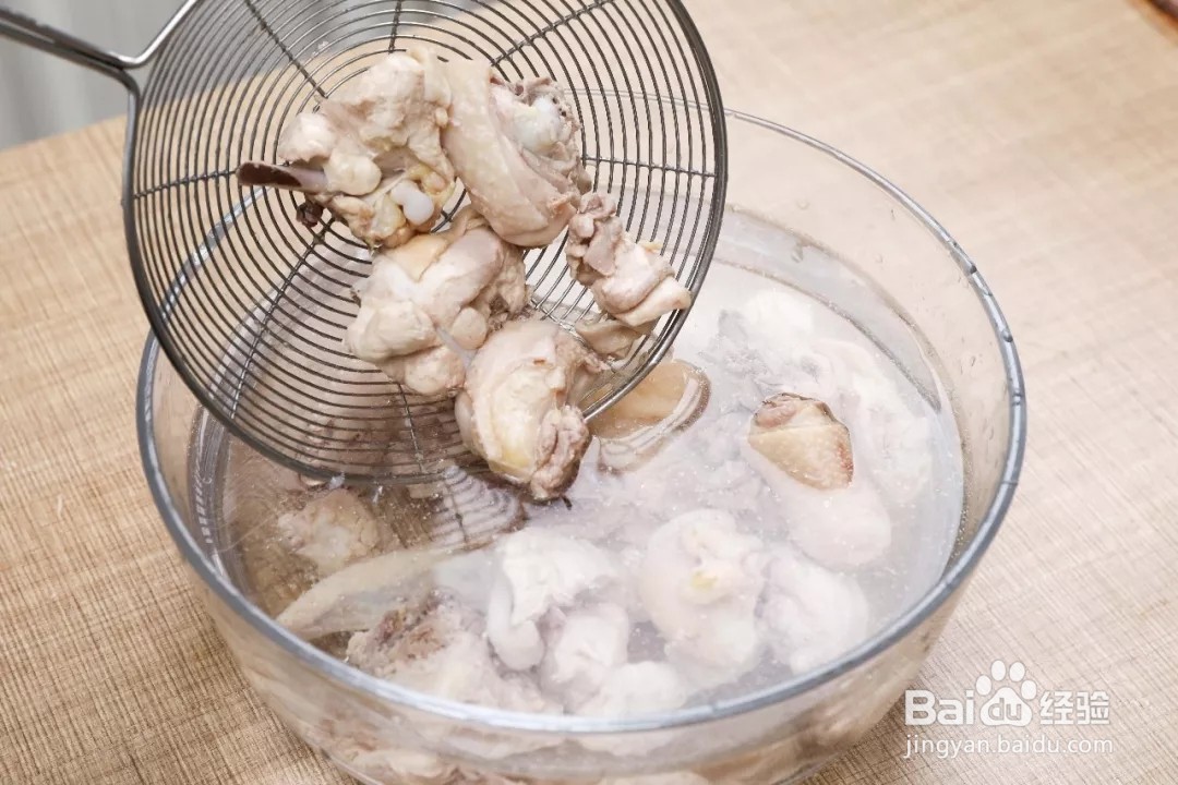 板栗焖鸡的做法