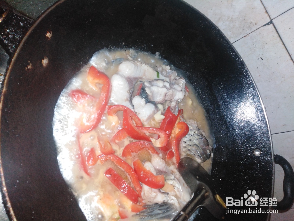 草鱼煮苹果椒的做法