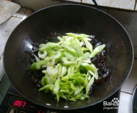 怎样做养生菜(一)之西芹清炒黑木耳