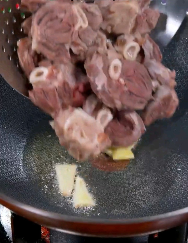 特色红烧小羊腿