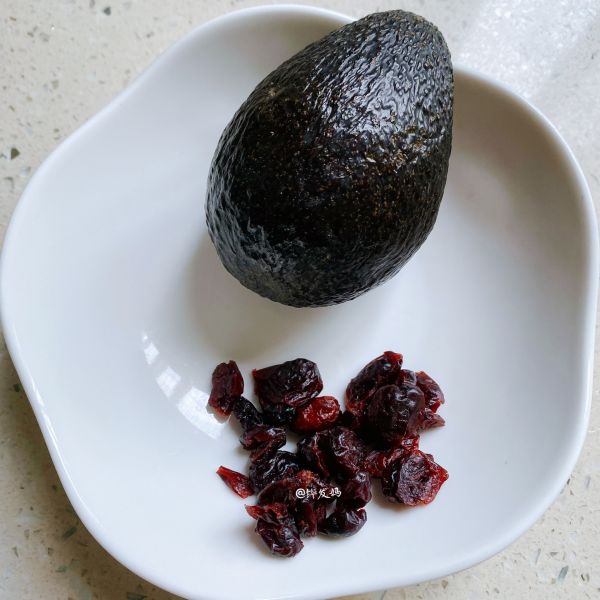 蔓越莓牛油果奶昔