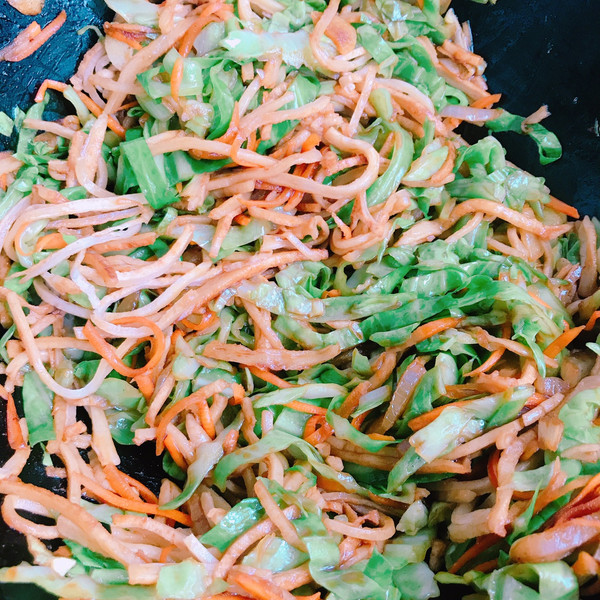 卷心菜炒饼盖蛋