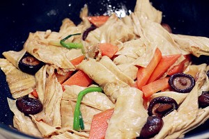 如何制作红烧香菇腐竹