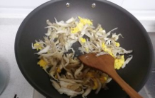 平菇炒鸡蛋的做法