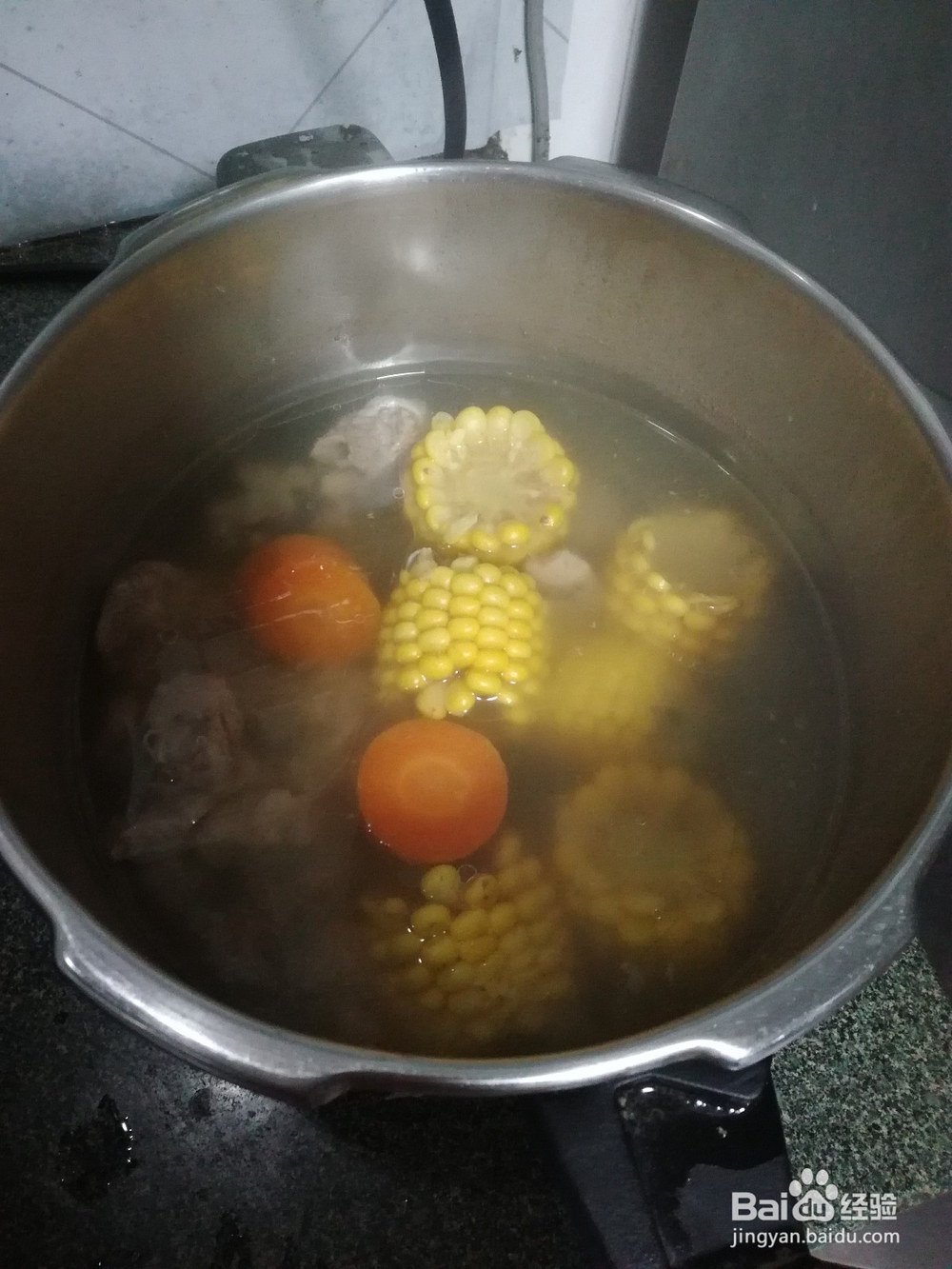 玉米胡萝卜排骨汤制作步骤