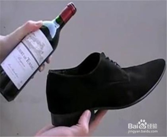 红酒瓶的塞子卡在里面出不来咋办